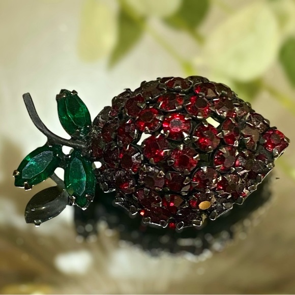 Vintage Estate Warner Ruby Red Rhinestone Brooch Japanned Black Strawberry - Picture 6 of 6